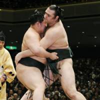 Maegashira  Goeido defeats Bulgarian ozeki Kotooshu to win a one-day tournamnent Sunday at Ryogoku Kokugikan in Tokyo. | KYODO PHOTO