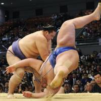 Kaio slaps down Kotoshogiku on Friday, the sixth day of the Spring Grand Sumo Tournament at Osaka Prefectural Gymnasium. | KYODO PHOTO