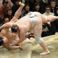 Quick work: Baruto (right) overpowers Kisenosato during Friday\'s New Year Grand Sumo Tournament action at Ryogoku Kokugikan. | KYODO PHOTO