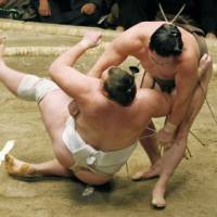 No contest: Yokozuna Hakuho rolls over Baruto to clinch his sixth-straight Emperor\'s Cup. | KYODO PHOTO