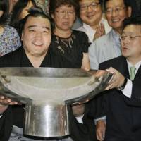No holding back: Harumafuji enjoys the spotlight after his Emperor\'s Cup victory on Sunday in Nagoya. | KYODO