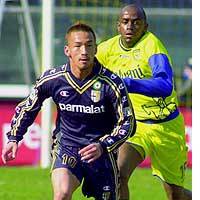 Hidetoshi Nakata of Parma dribbles the ball in Sunday\'s Italian Serie A match against Chievo in Verona, Italy. Nakata scored a goal as Parma won 4-0. | JAPAN AIRLINES PHOTO/KYODO