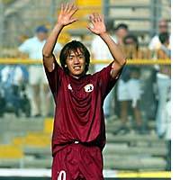 Reggina\'s Shunsuke Nakamura waves to fans after scoring during his team\'s Serie A thriller at Brescia. | JAPAN AIRLINES PHOTO/KYODO