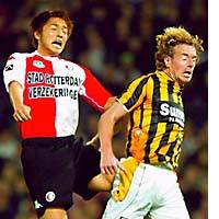 Shinji Ono of Feyenoord competes for the ball against a Vitesse Arnhem player during their Dutch League game in Rotterdam, the Netherlands. | REIJI YOSHIDA PHOTO