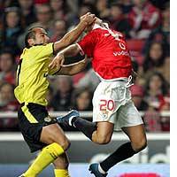 Rui Oscar of Beira-Mar grabs Benfica striker Simao Sabrosa by the face during their Portuguese League match Saturday at Lisbon\'s Luz Stadium. Beira-Mar won 2-0 thanks to a pair of goals from Tanque Silva. | KYODO
