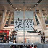 One-stop culture shop: Visitors attend last year\'s Art Fair Tokyo. | KIT NAGAMURA PHOTOS