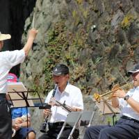 A band performance that included a rendition of Stephen C. Foster\'s \"Old Folks at Home (Swanee River)\" kicks off the annual Matsukawa Tarai-nori Kyoso (Washtub Race) in Ito, Shizuoka Prefecture.  | MARK THOMPSON