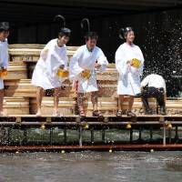 Winners of last year\'s team competition, dressed as temple priests, return to \"bless\" the event.   | MIO YAMADA
