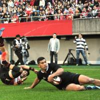 Blackout: New Zealand\'s Charles Piutau scores a try as Japan\'s Yoshikazu Fujita trails in his wake during the All Blacks\' 54-6 win at Chichibunomiya Stadium on Saturday | AFP-JIJI