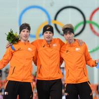 Netherlands\' gold medalist Sven Kramer (center), Netherlands\' silver medalist Jan Blokhuijsen and Netherlands\' bronze medalist Jorrit Bergsma (right) pose on the podium during the flower cermony after in the Men\'s Speed Skating 5000m at the Adler Arena during the 2014 Sochi Winter Olympics. | AFP-JIJI