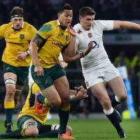 Dress rehearsal: Australia\'s Israel Folau (left) and England\'s Owen Farrell vie for the ball at Twickenham on Saturday. | AFP-JIJI