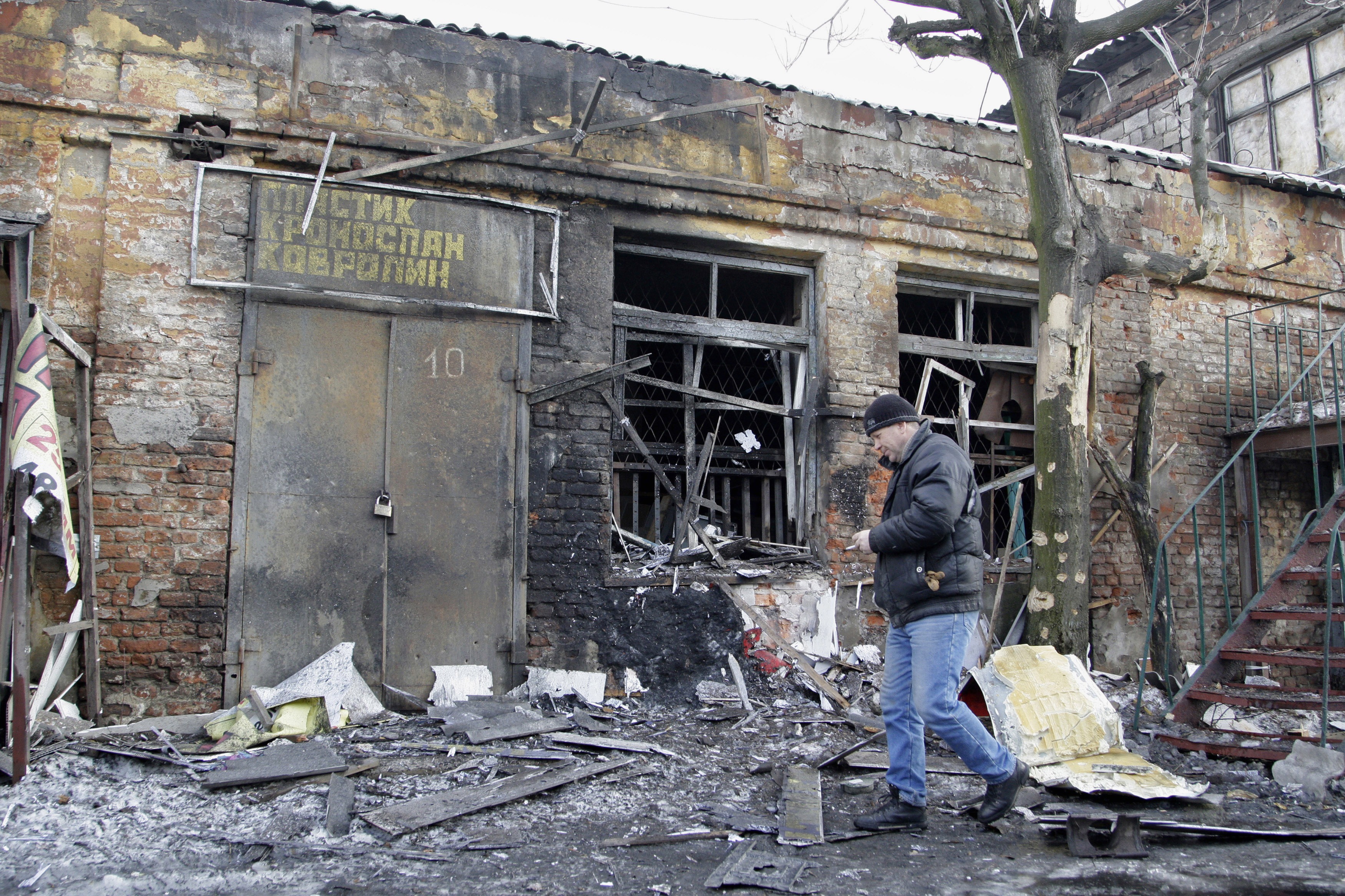 Fierce battle for east Ukraine's Donetsk airport breaks out, threatens ...