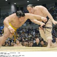 Another successful day: Aminishiki (right) earns a victory against Shohozan on Saturday at the Spring Grand Sumo Tournament in Osaka. Aminishiki improved to 7-0. | KYODO