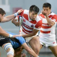 Japan\'s Shota Horie carries the ball against Uruguay during a test match on Saturday in Fukuoka. The Brave Blossoms defeated the visitors 30-8. | KYODO