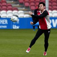 Japan winger Kenki Fukuoka passes a ball during a training session at Kingsholm Stadium in Gloucester, England, ahead of Wednesday\'s Rugby World Cup game against Scotland. | AFP-JIJI