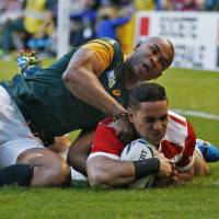 Japan\'s Karne Hesketh scores a try in the final seconds to give the Brave Blossoms a 34-32 win over South Africa at the Rugby World Cup on Saturday. | REUTERS