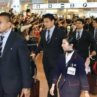 Japan rugby national team members arrive at Haneda airport on Tuesday after the Brave Blossoms\' successful Rugby World Cup campaign. Japan won three of four matches in England, but missed out on advancing out of pool play. | KYODO