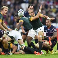 South Africa and Suntory Sungoliath scrumhalf Fourie du Preez passes the ball during the Springboks\' Rugby World Cup win over the United States on Oct. 7. | REUTERS