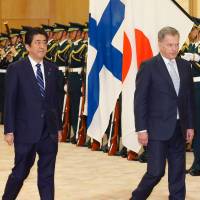 Finnish President Sauli Niinisto and Prime Minister Shinzo Abe review a guard of honor prior to their meeting at the Prime Minister\'s Office in Tokyo on Thursday. | AFP-JIJI