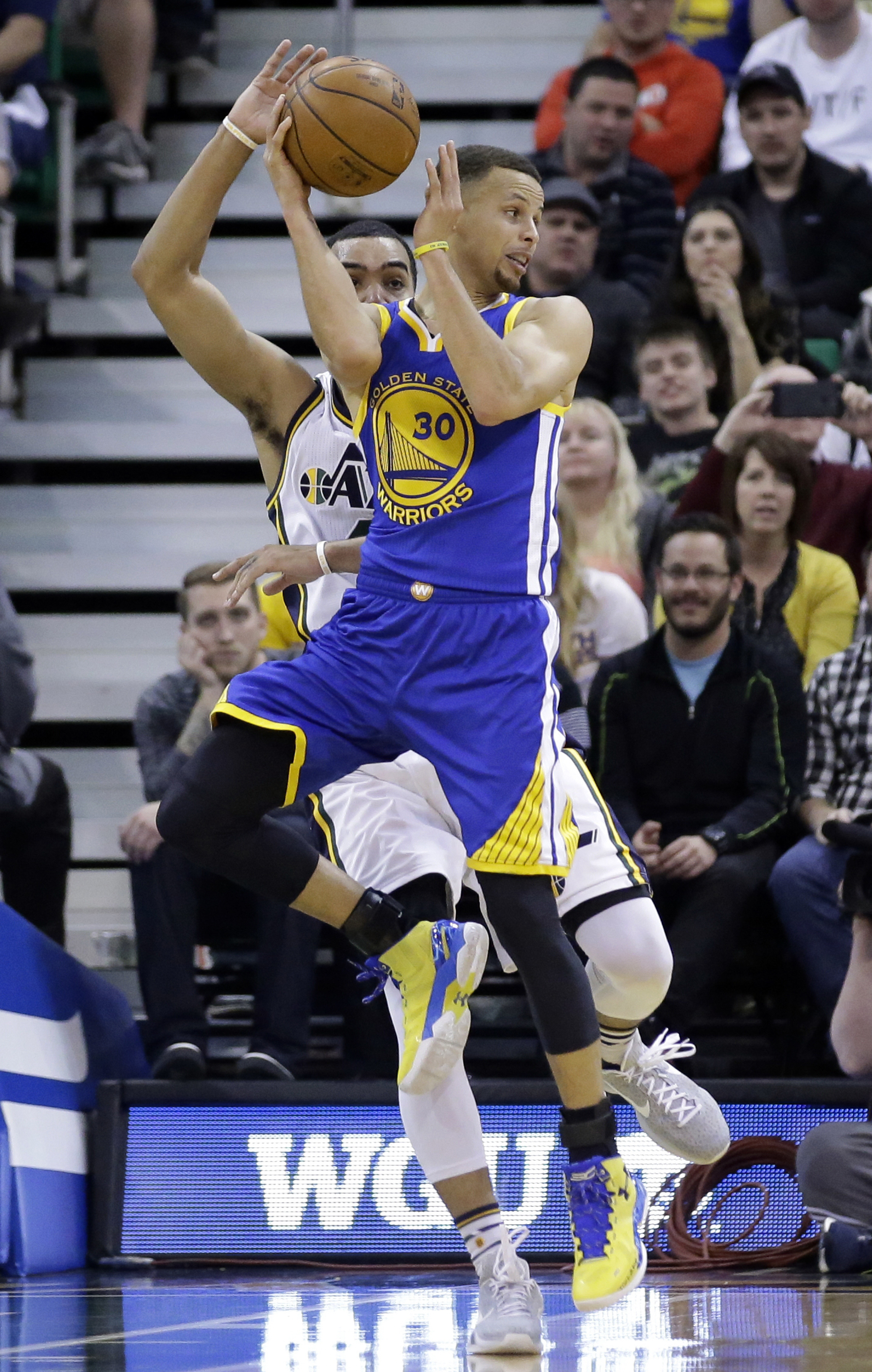 Curry ignites history-chasing Warriors in overtime | The Japan Times