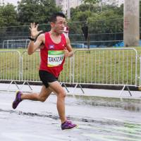 Japanese-Cambodian comedian Hiroshi Neko runs in the men\'s marathon on Sunday at 2016 Rio Olympics. | KYODO