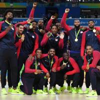 The U.S. men\'s basketball team members pose after winning the gold medal with a 96-66 win over Serbia in Sunday\'s final at 2016 Rio Olympics. | AFP-JIJI
