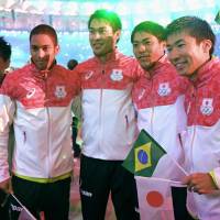 Silver medalists in the men\'s 4x100-meter relay (from right, Yoshihide Kiryu, Ryota Yamagata, Shota Iizuka and Aska Cambrige) pose with other athletes at the Rio Olympics\' closing ceremony on Sunday. | KYODO