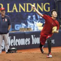 Red Sox pitcher Koji Uehara participates in a bullpen session on Tuesday. | KYODO