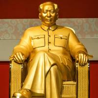A gold and jade statue of communist China\'s founder, Mao Zedong, is displayed at an exhibition in Shenzhen, China, in December 2013. | AFP-JIJI