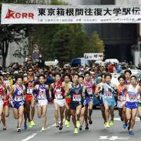 Runners compete in the first leg of the Tokyo-Hakone collegiate ekiden road race on Monday. | KYODO