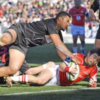 The Sunwolves\' Fumiaki Tanaka scores a second-half try against the Top League All-Stars during an exhibition match on Saturday at Mikuni World Stadium in Kitakyushu. The Sunwolves won 24-12. | KYODO