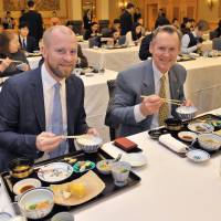 Members of the foreign press eat <em>wachoshoku</em>, traditional Japanese breakfast, while receiving an etiquette lesson at the Hotel Okura in Tokyo on Feb. 16. | YOSHIAKI MIURA