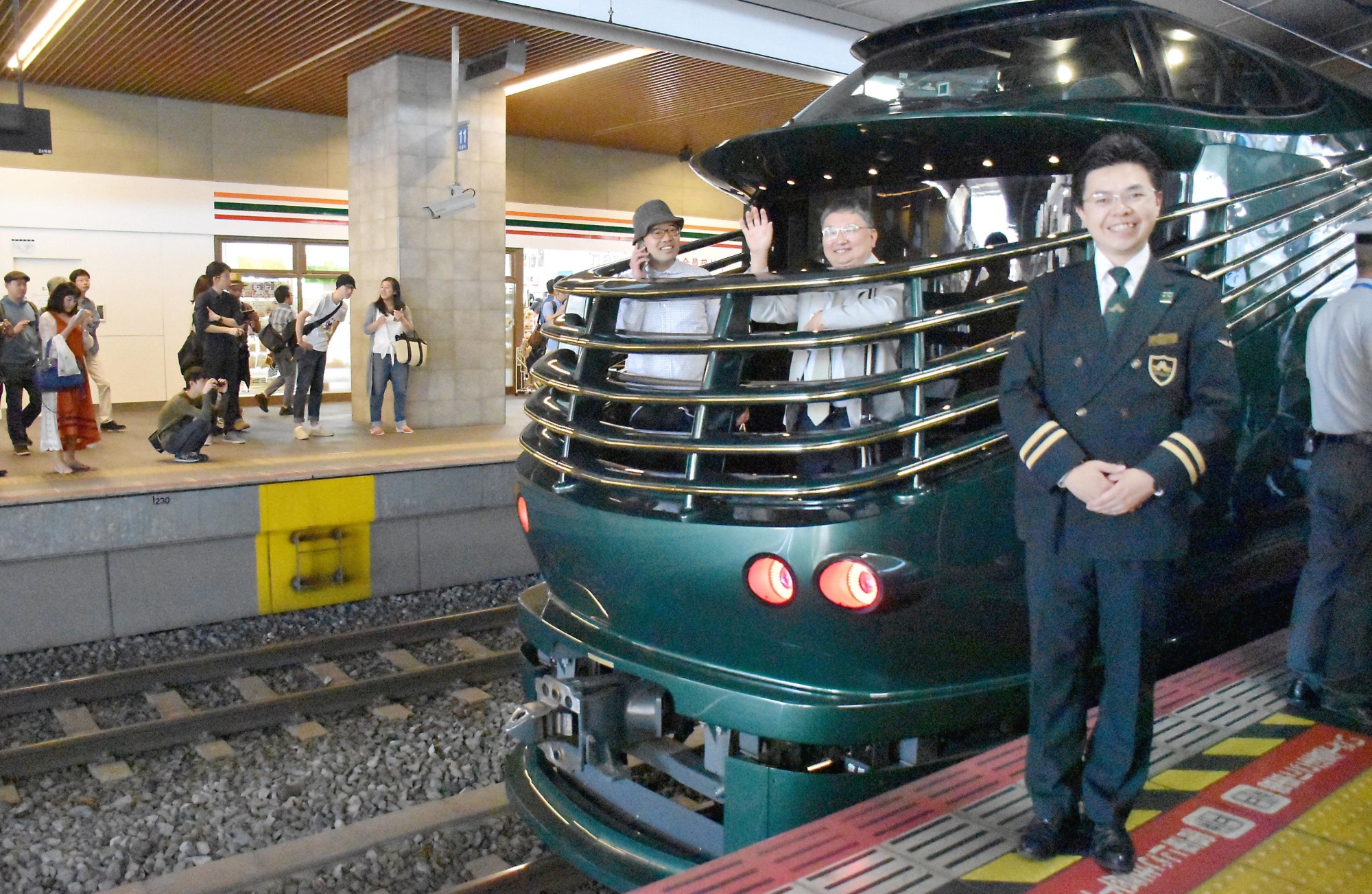 Luxury sleeper train Mizukaze departs from Osaka on first run | The Japan  Times