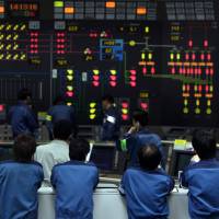 Employees work in the central control room for the No.7 reactor at Tokyo Electric Power Holdings\'  Kashiwazaki-Kariwa nuclear plant in Niigata Prefecture in 2009. | BLOOMBERG