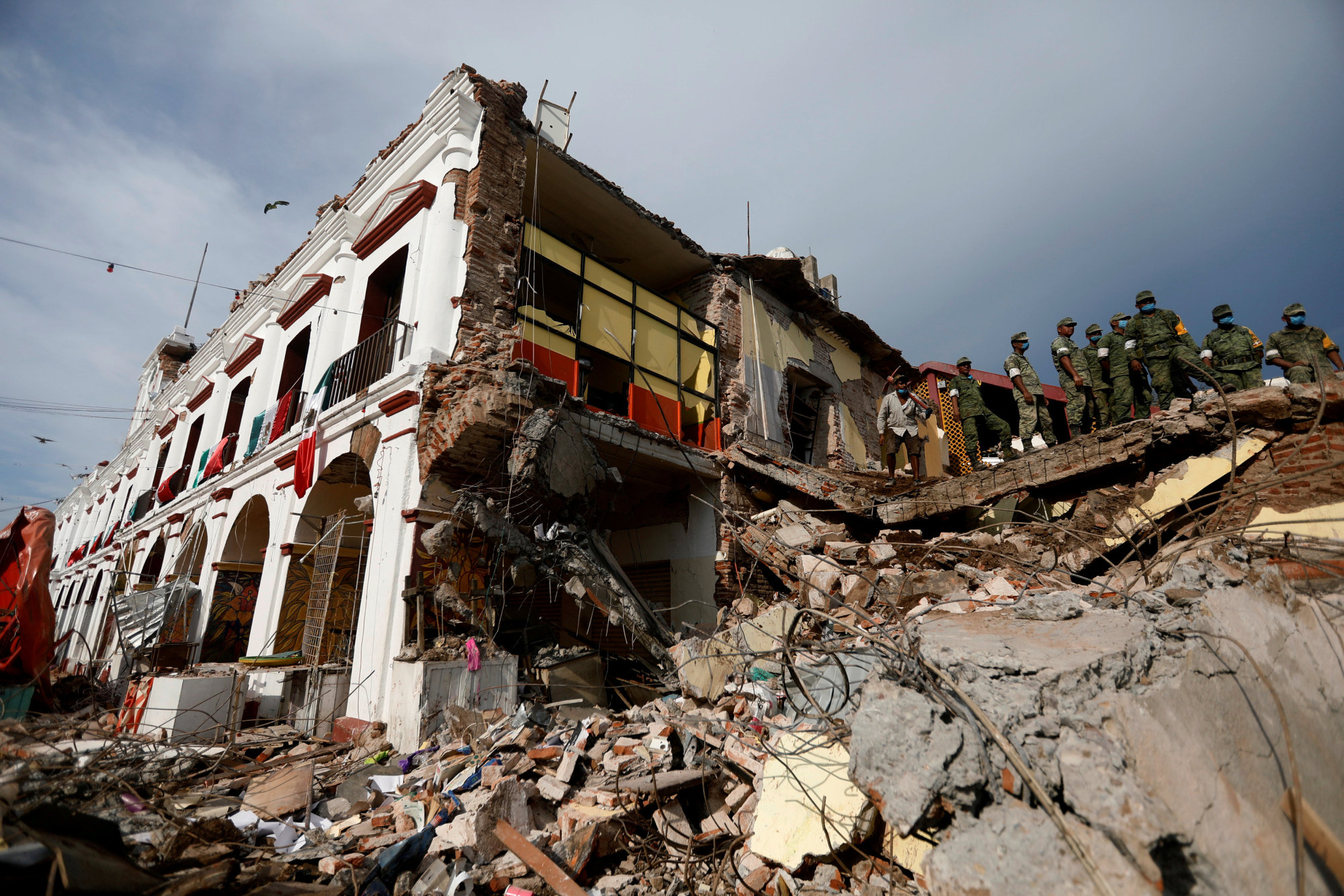 Survivors of 8.1 Mexican quake sought; death toll at 61; tsunami reach