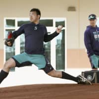 Daisuke Matsuzaka sustains freak injury during spring training - The Boston  Globe