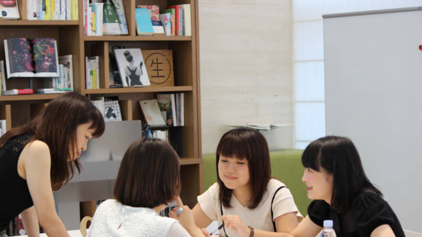 High school students speak with a Shiseido Co. employee as part of the workshop.