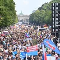 Protesters, mainly from the far right, gathered in Berlin on Aug. 29 to demonstrate against Germany's coronavirus restrictions. | AFP-JIJI