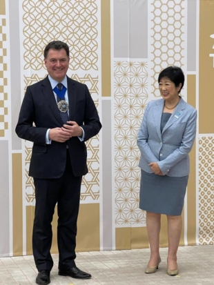 Lord Mayor of London Vincent Keaveny (left) and Tokyo Gov. Yuriko Koike at the Tokyo Metropolitan Government building in June | BLOOMBERG