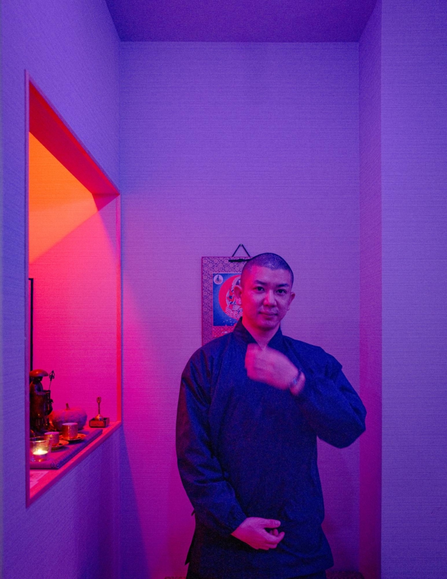 O monge budista Nobuhiro Tamura trabalhava para uma gravadora e se concentrava no desenvolvimento de atos de hip-hop.  A febre do download atingiu e ele deixou a indústria da música, mas ainda toca hip-hop e techno em seu bar no sagrado Monte Koya.  |  LANCE HENDERSTEIN