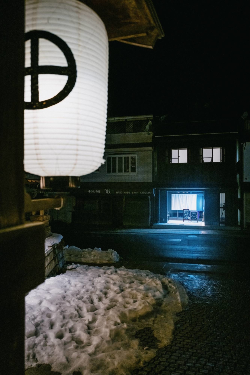 O brilho do Café e Bar Taira de Nobuhiro Tamura é claramente visível das ruas tranquilas do Monte Koya.  |  LANCE HENDERSTEIN
