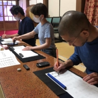 Temple visitors can experience shakyo, which is the hand-copying of sutras using calligraphy brushes and ink. | GUEST VILLA EBISUYA