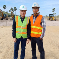 Munineath Sor (left) and his colleague during road embankment compaction trials on the Kampong Chhnang Bypass in February 2019 | SUMITOMO MITSUI CONTSRUCTION CO.