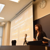 A participant in JWU’s Study Abroad Program at Hertford College, University of Oxford in the United Kingdom, gives a debriefing session in September at JWU. | JAPAN WOMEN’S UNIVERSITY
