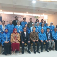 Akita University President Fumio Yamamoto (front row, fourth from left) poses with Japanese Ambassador to Indonesia Kenji Kanasugi (fifth from left) and the Trisakti University staff in Jakarta in September after agreeing to set up a Cooperation Research Office there. | AKITA UNIVERSITY