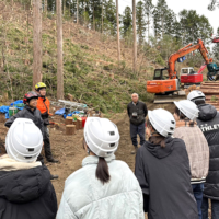 A scene from a field trip to a logging site | KANSAI UNIVERSITY