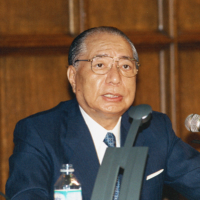 Daisaku Ikeda delivers a lecture on global citizenship education at Columbia University’s Teachers College, in New York in 1996. | SEIKYO SHIMBUN