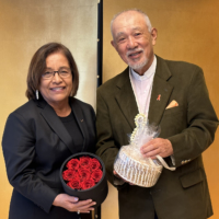 Sasakawa Peace Foundation Honorary Chairman Yohei Sasakawa exchanges gifts with Marshall Islands President Hilda Heine on March 11. | SASAKAWA PEACE FOUNDATION