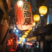 A top-rate izakaya with good food and a knowledgeable staff is a perfect place to enjoy sake. | GETTY IMAGES