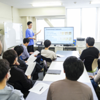 Students listen to a presentation on computer frameworks at the Tokiwadai Campus. | YOKOHAMA NATIONAL UNIVERSITY